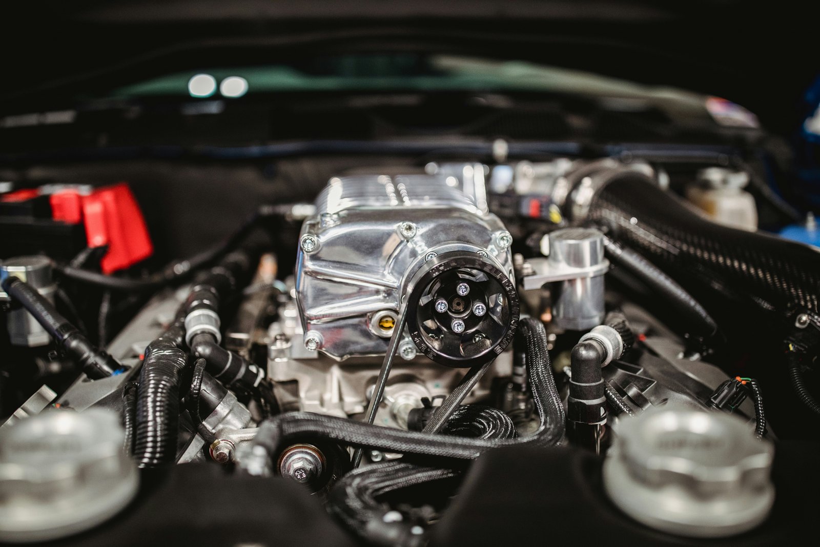 Keilriemen im Motorraum eines Autos