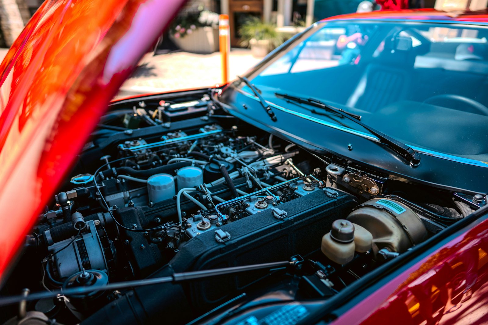 Keilriemen im Motorraum eines Autos