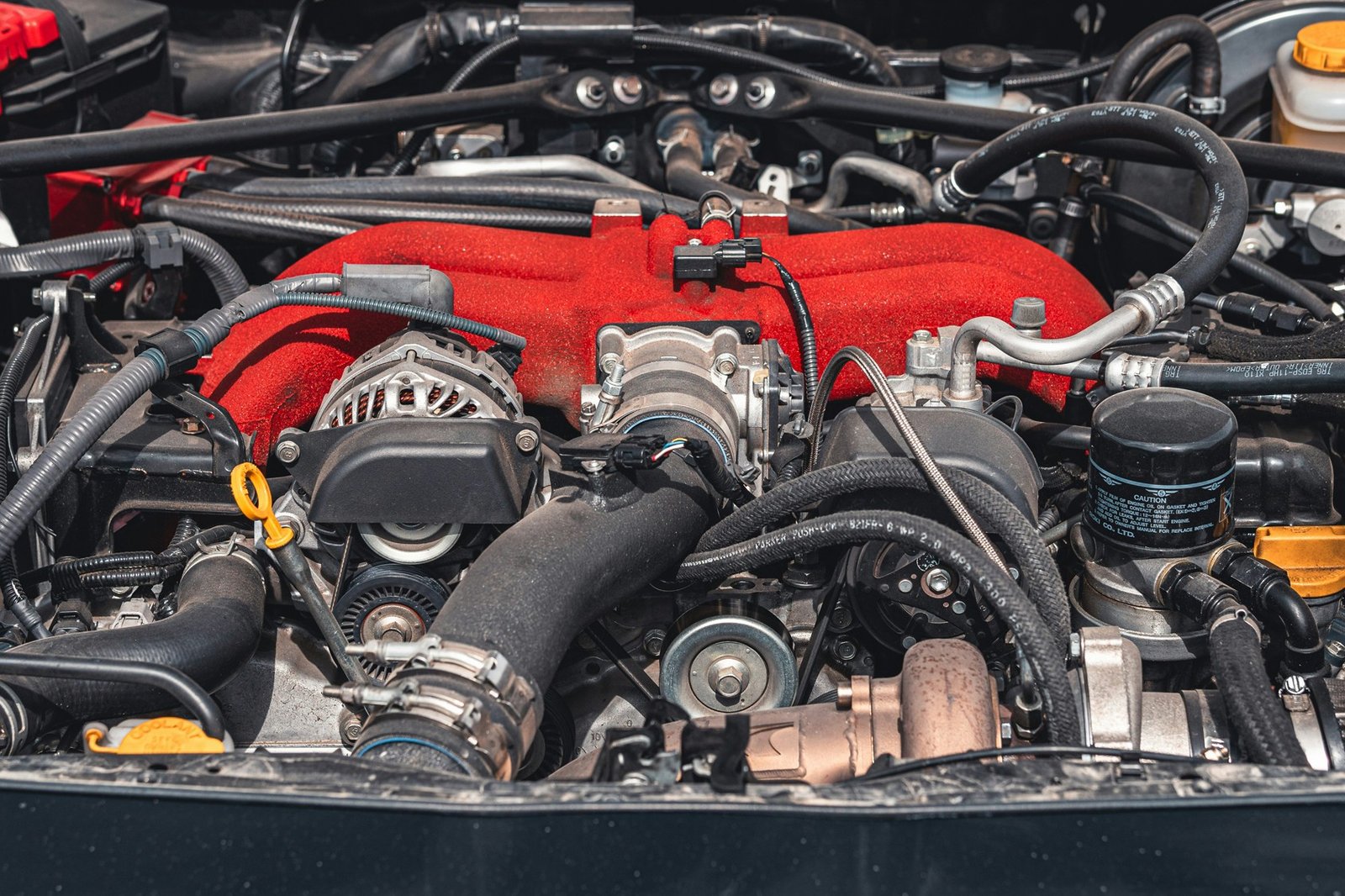Keilriemen im Motorraum eines Autos