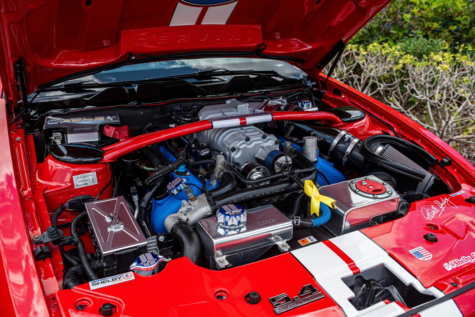 Keilriemen im Motorraum eines Autos