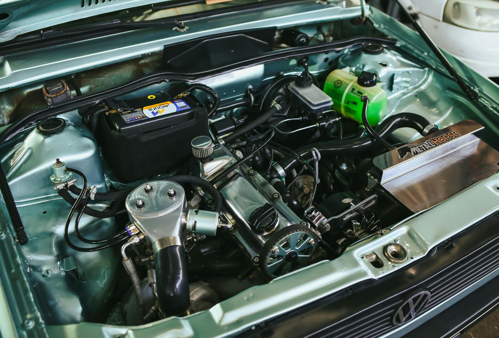 Keilriemen im Motorraum eines Autos