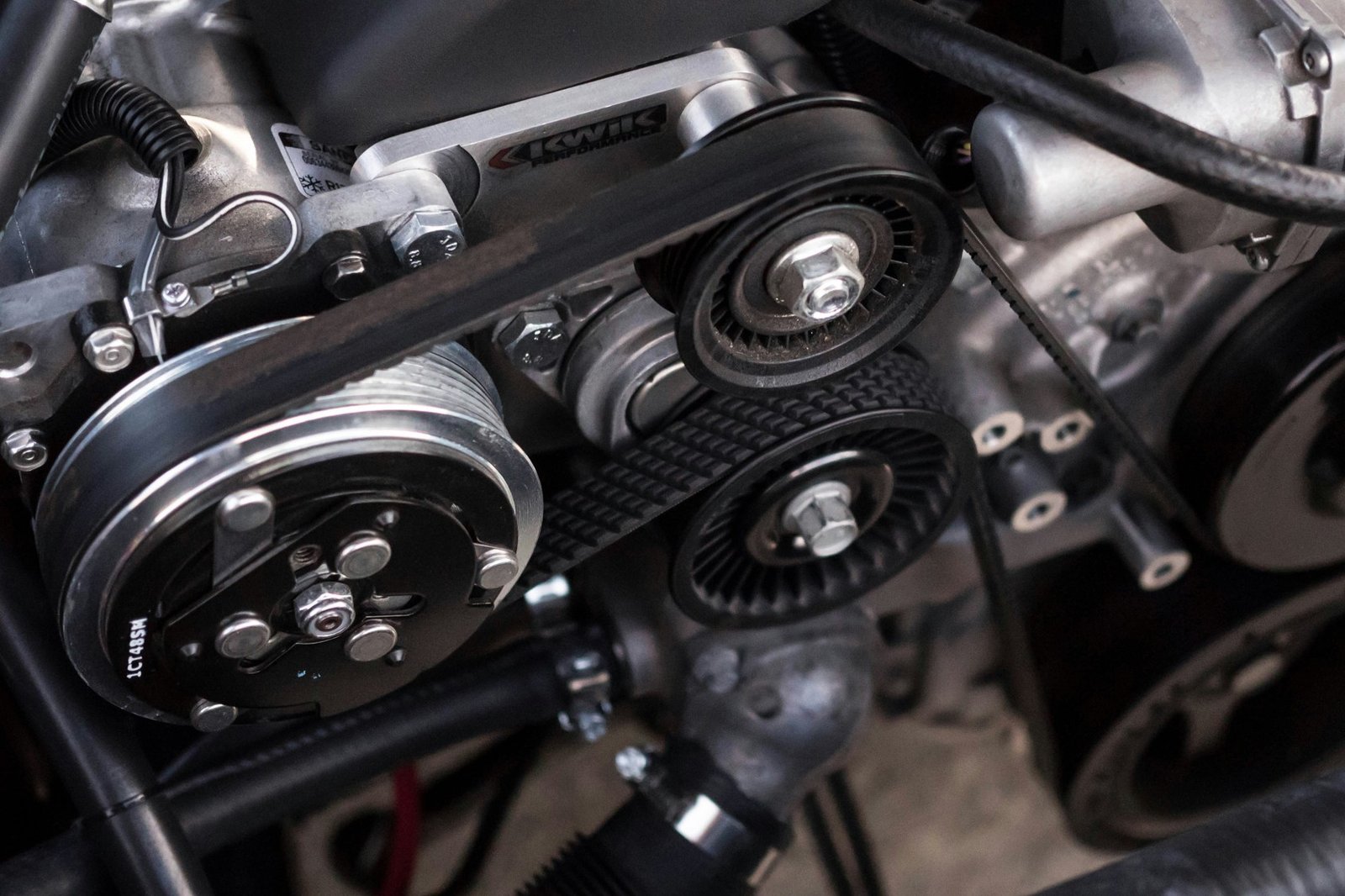 Keilriemen im Motorraum eines Autos