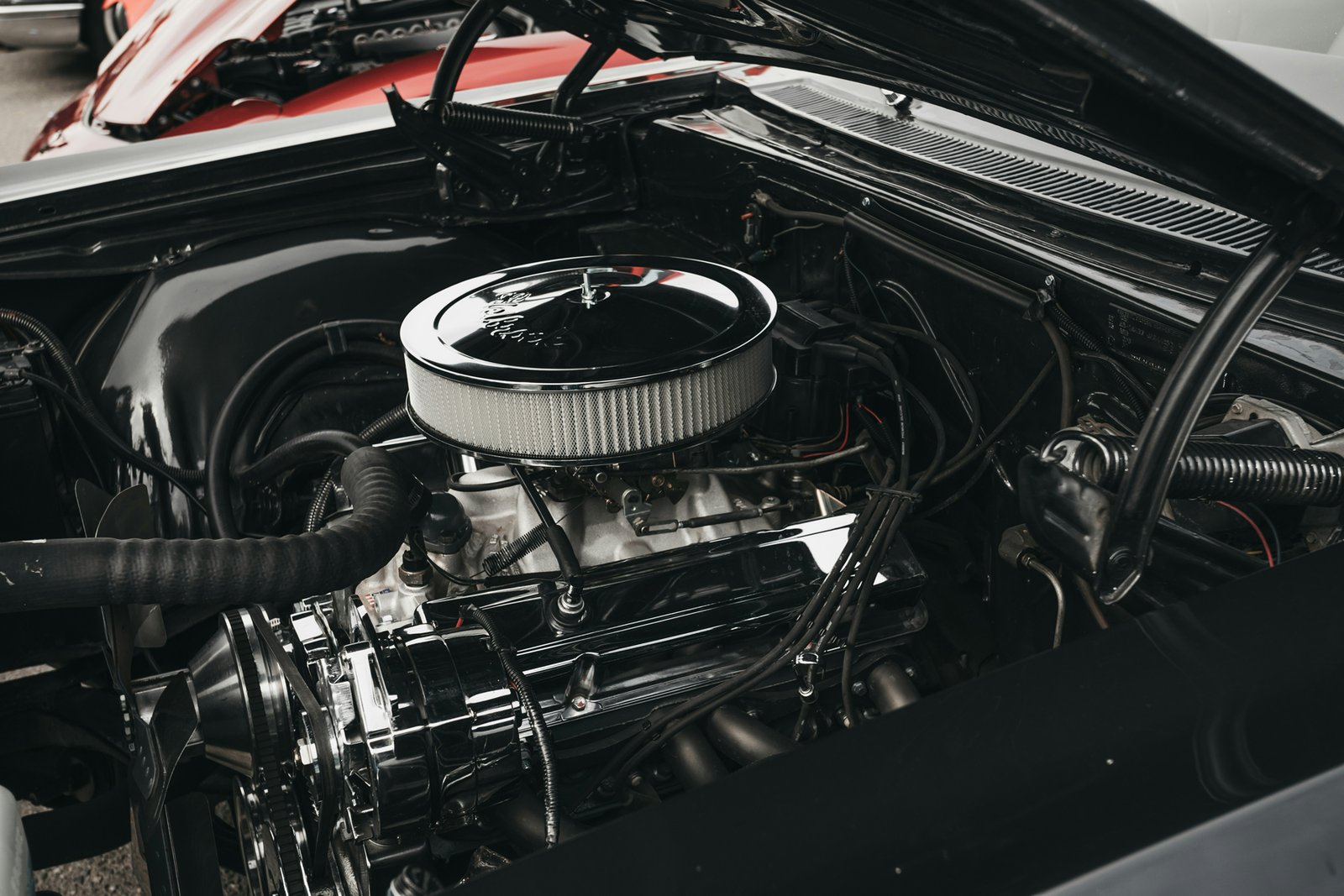 Keilriemen im Motorraum eines Autos