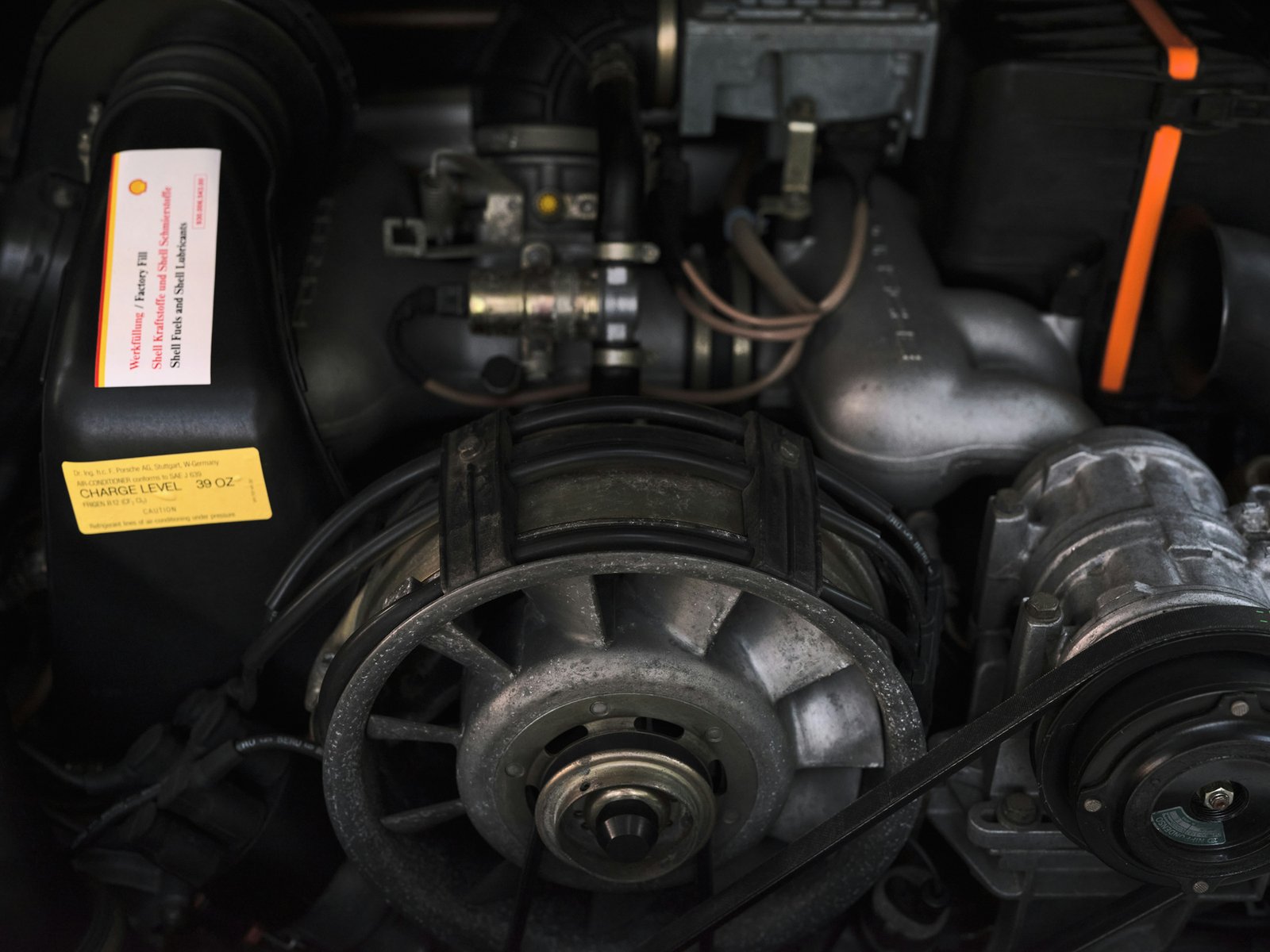 Keilriemen im Motorraum eines Autos