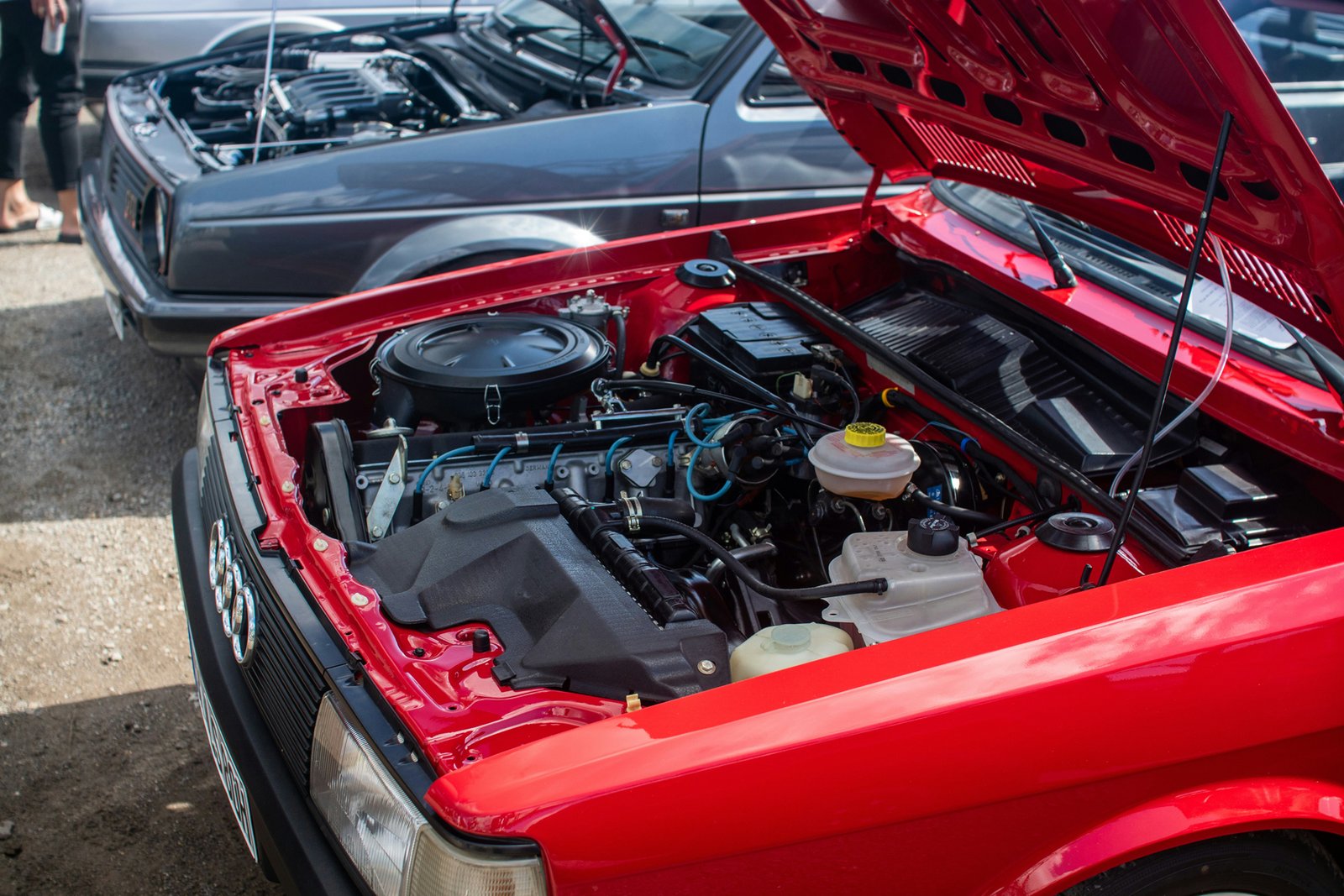 Keilriemen im Motorraum eines Autos