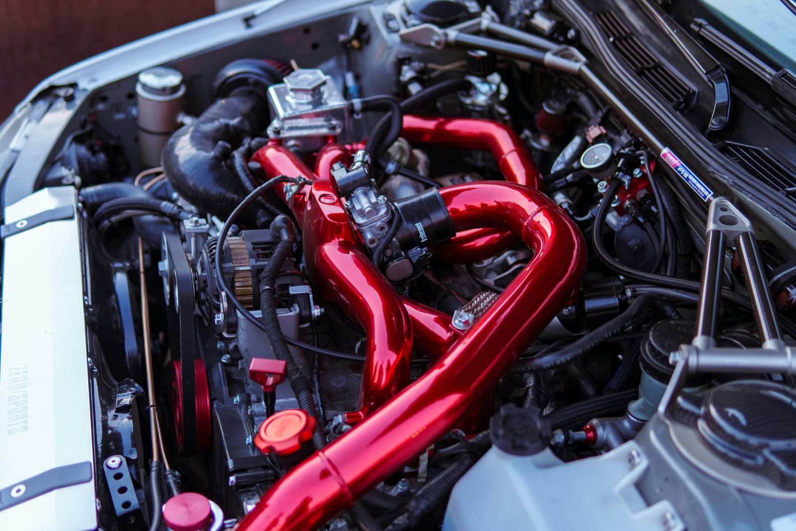 Keilriemen im Motorraum eines Autos
