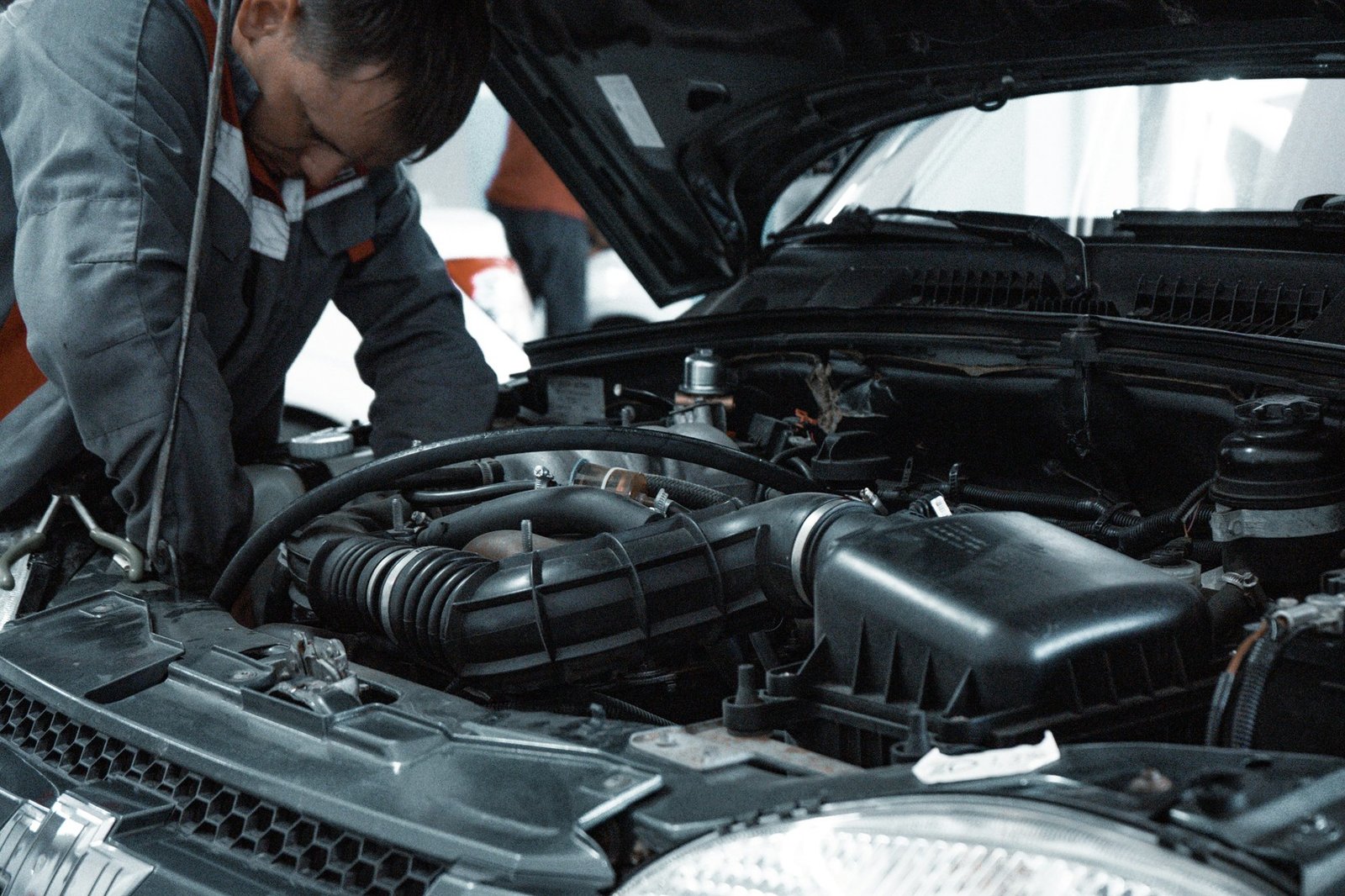 Keilriemen im Motorraum eines Autos
