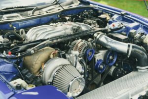 Keilriemen im Motorraum eines Autos