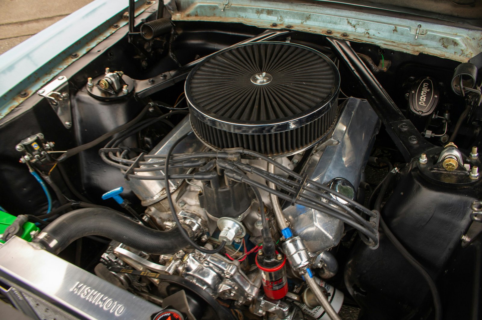 Keilriemen im Motorraum eines Autos