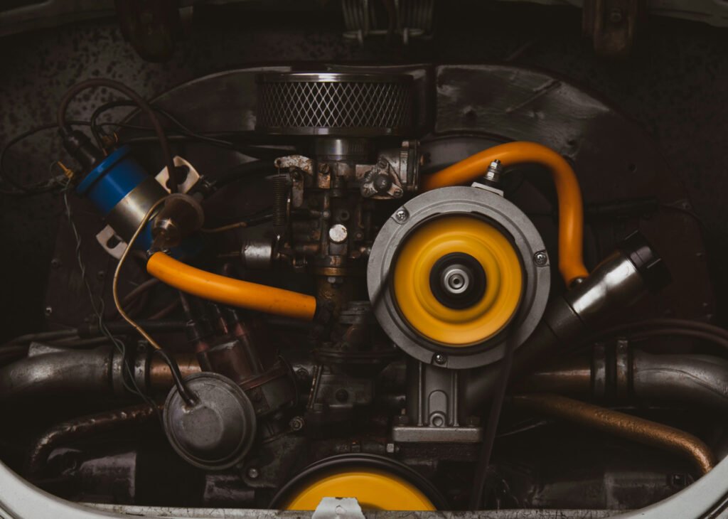 Keilriemen im Motorraum eines Autos