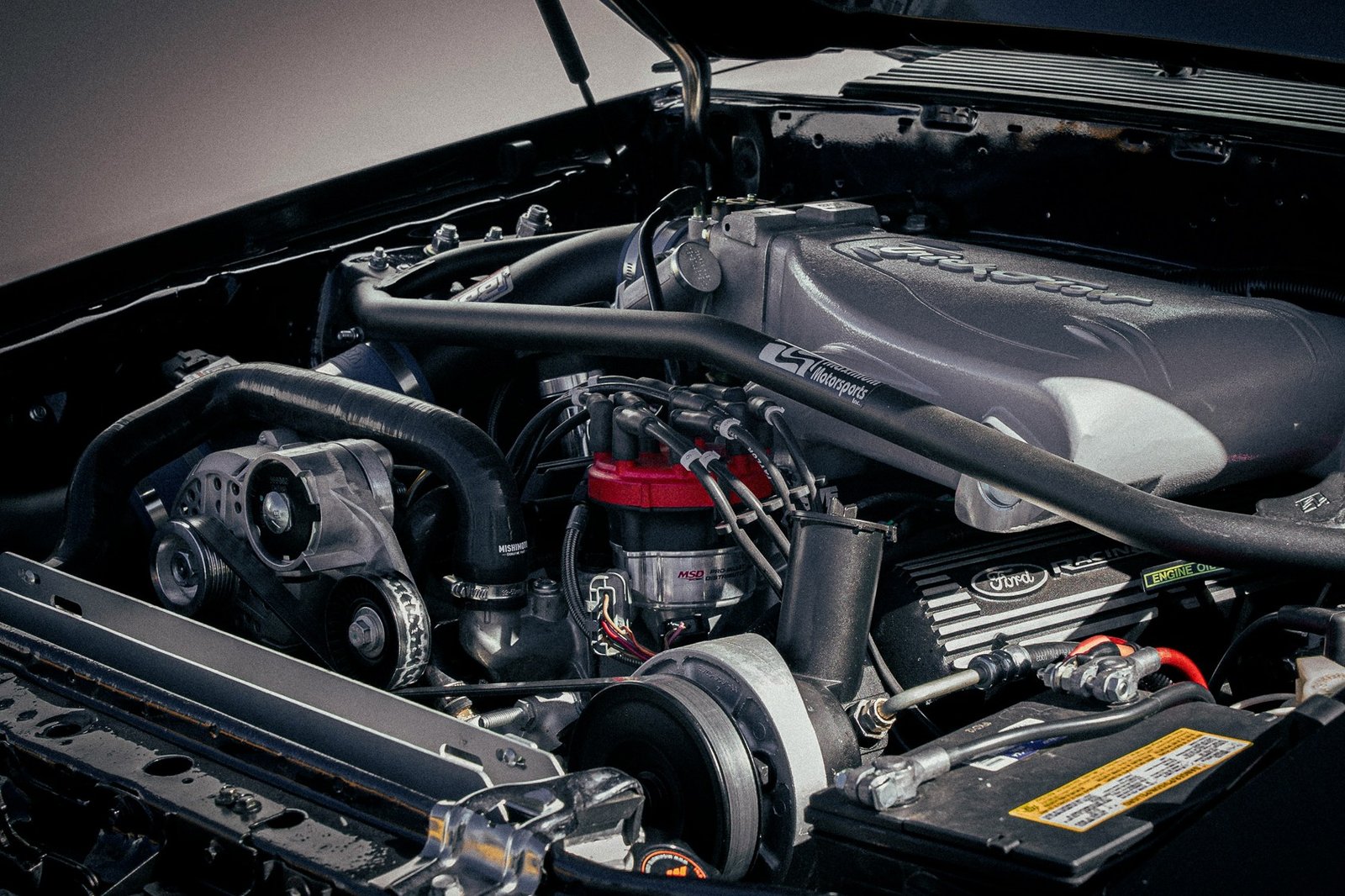 Keilriemen im Motorraum eines Autos