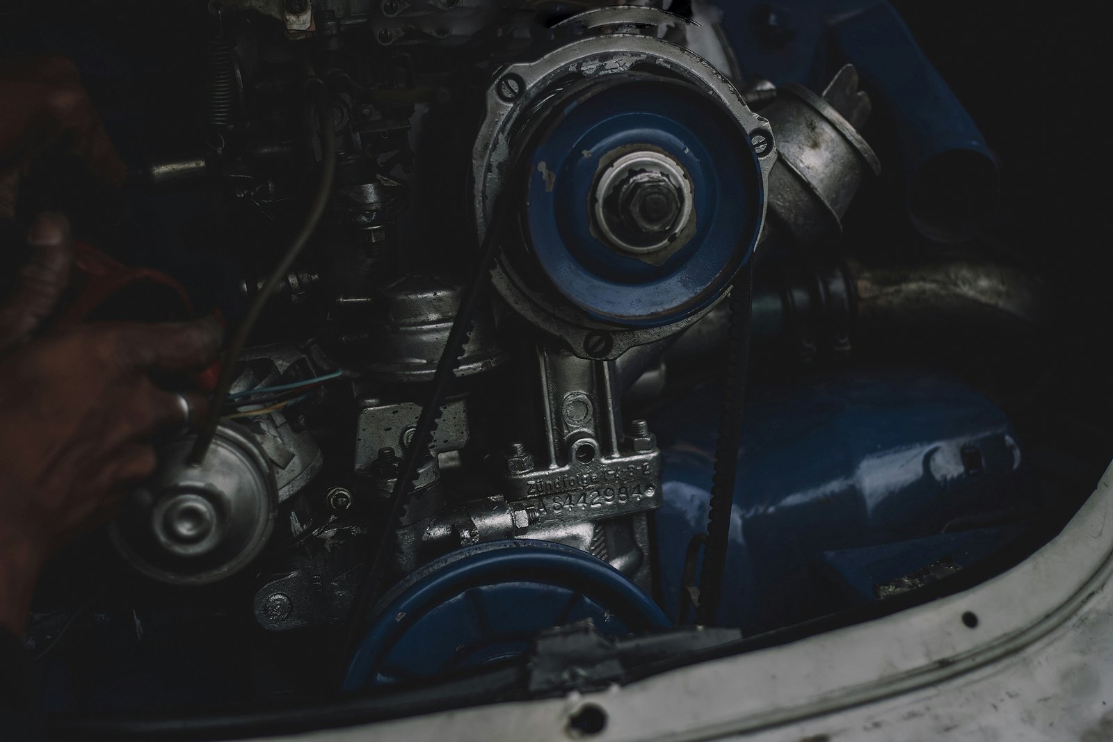 Keilriemen im Motorraum eines Autos