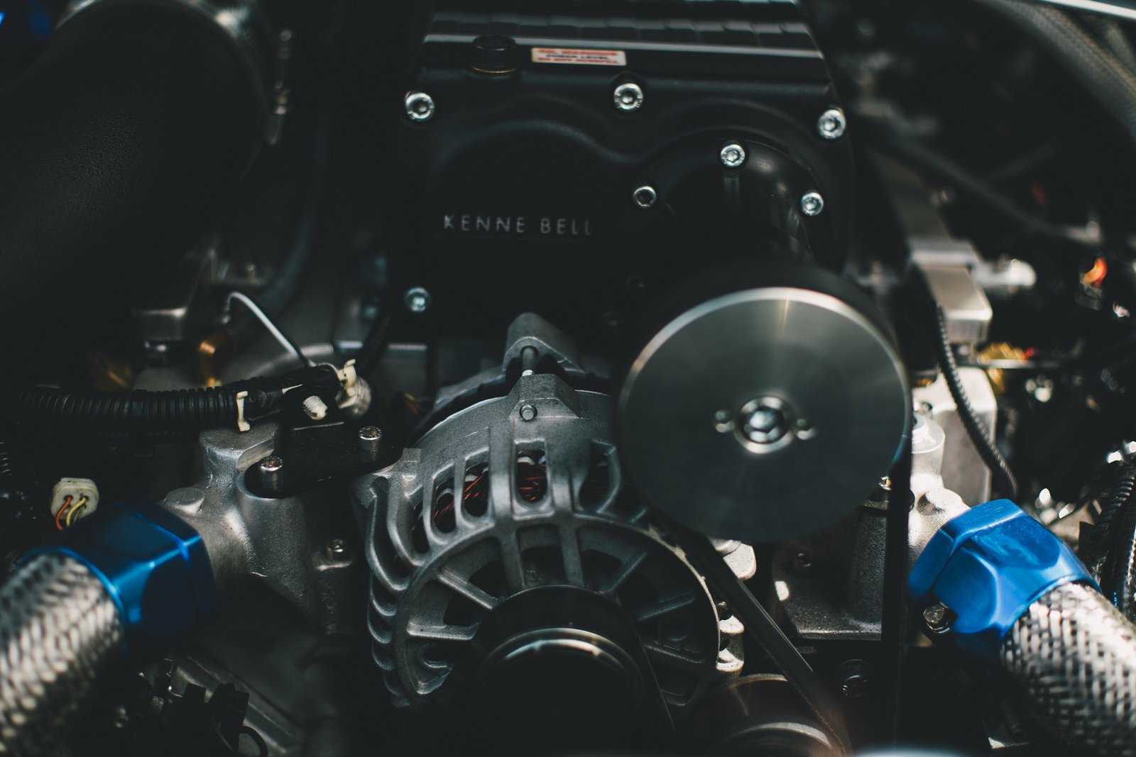 Keilriemen im Motorraum eines Autos