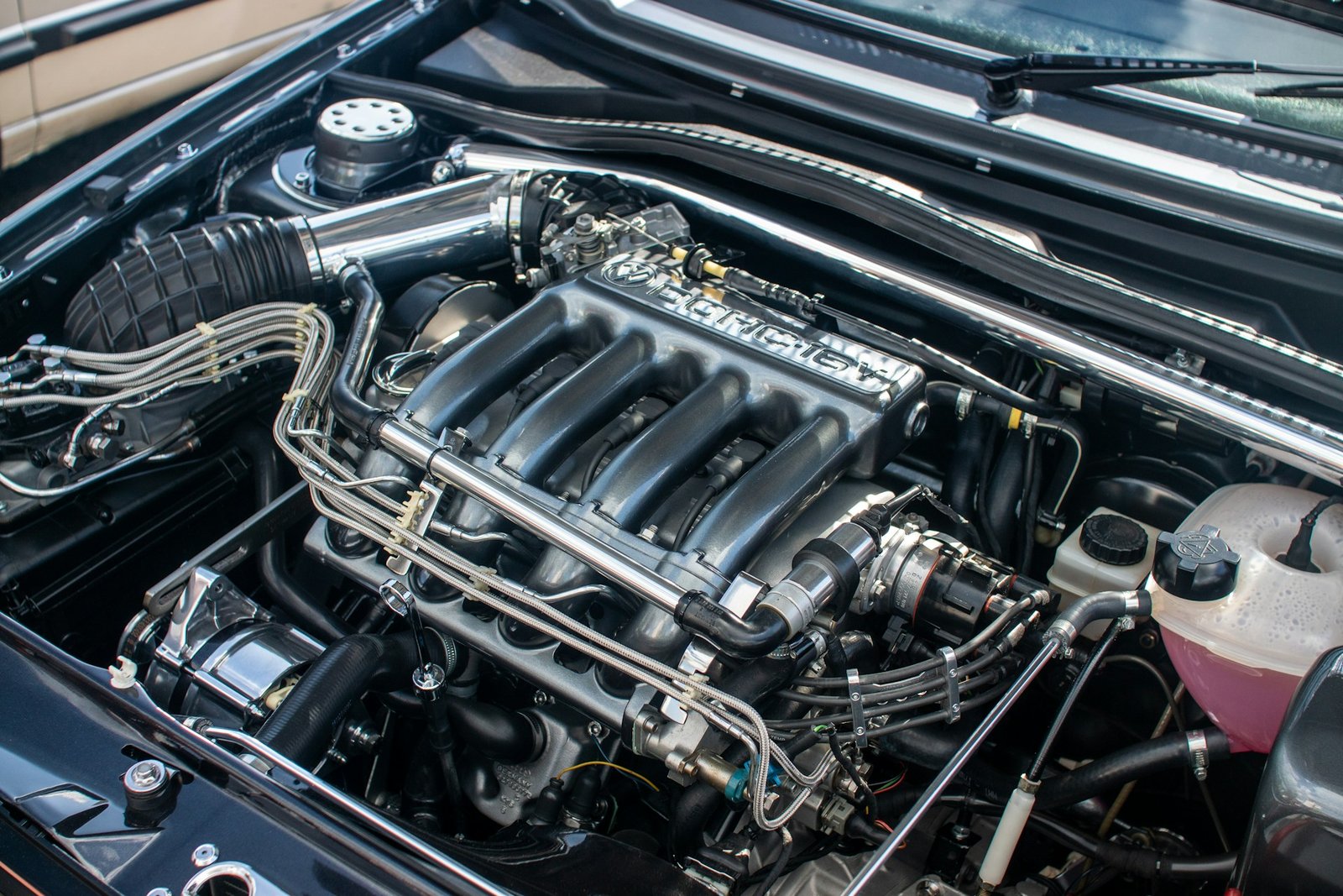 Motorraum eines Autos beim Beschleunigen