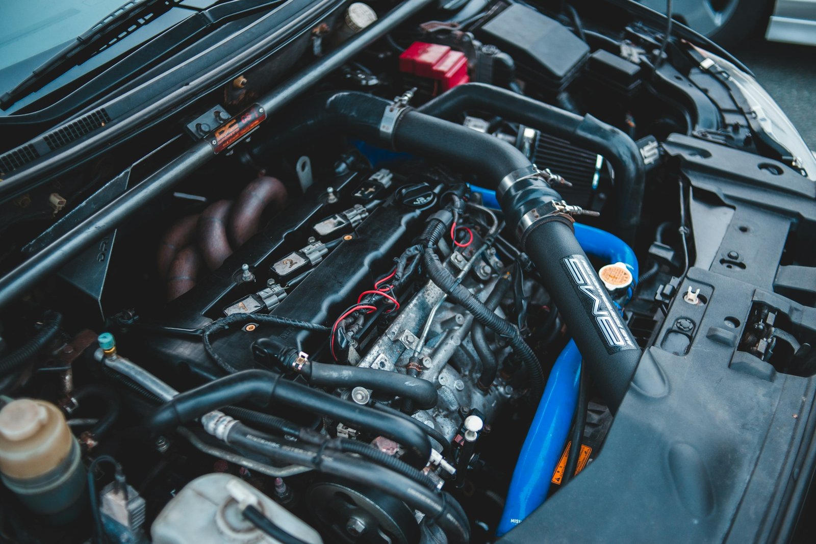 Motorraum eines Autos bei feuchtem Wetter