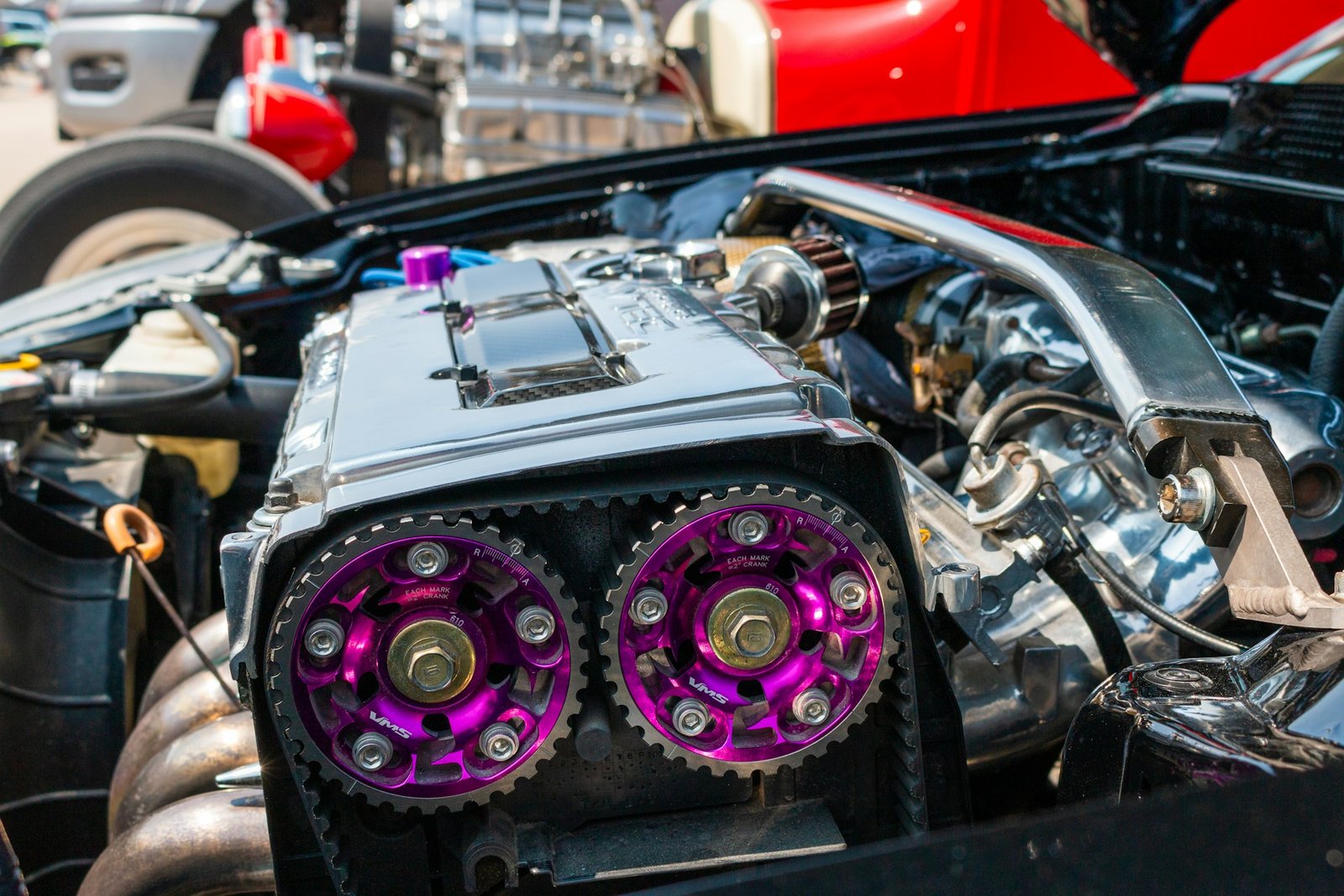 Motorraum mit Keilriemen und sichtbarem Verschleiß