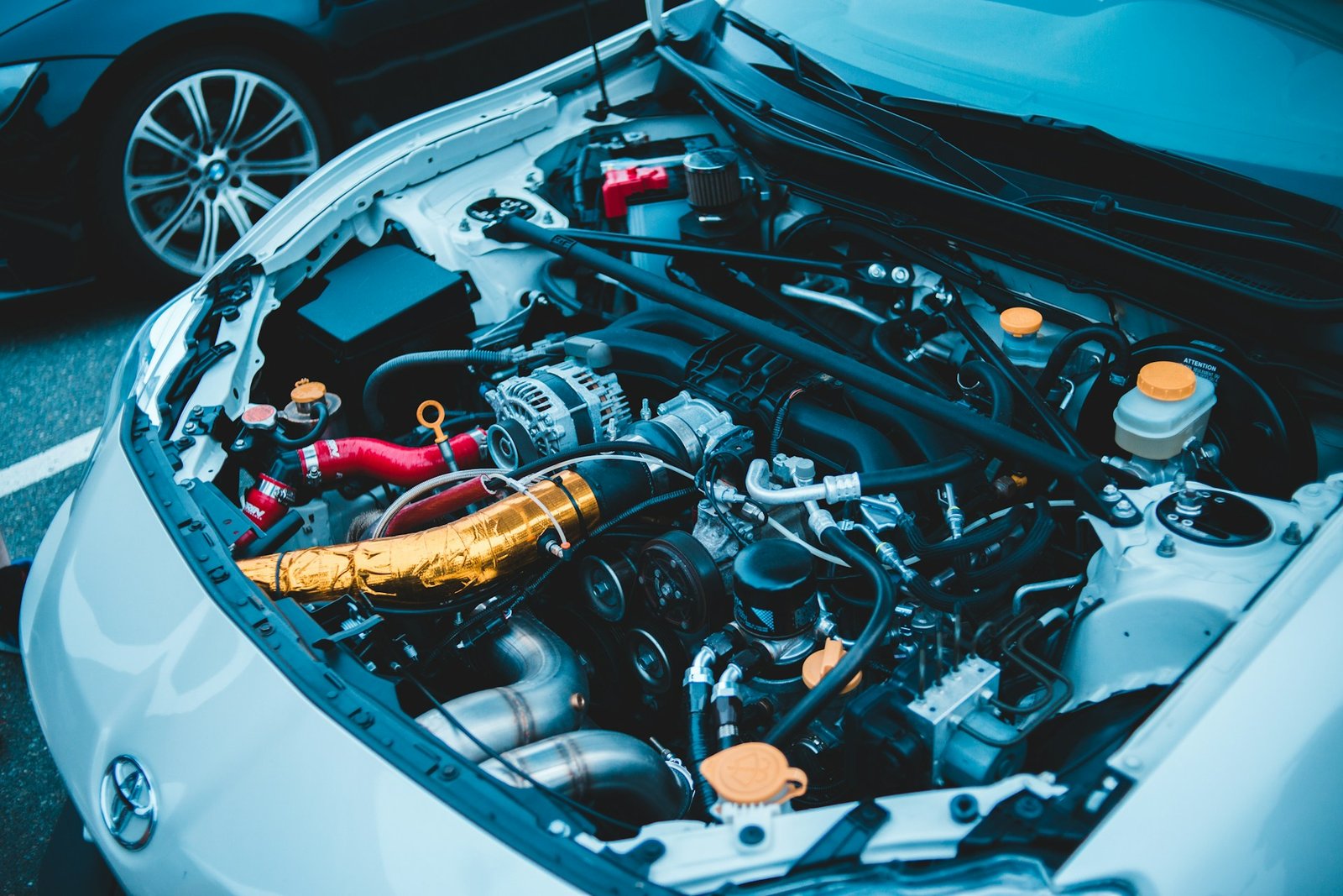 Motorraum eines Autos bei Nässe