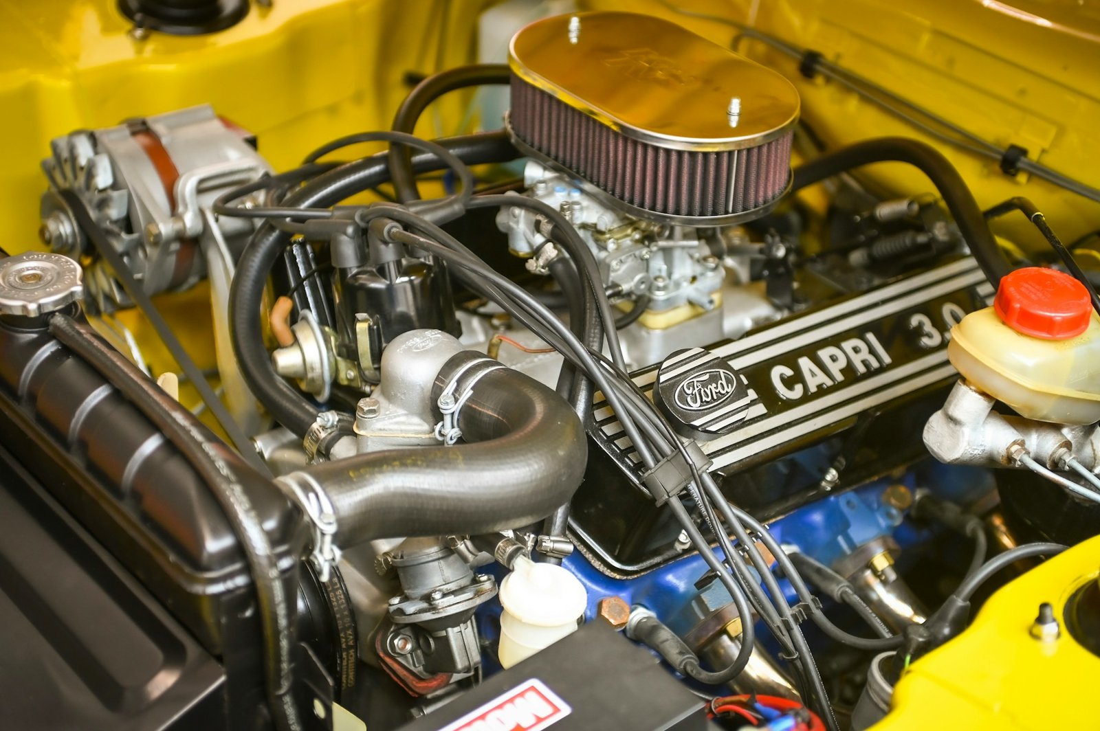 Motorraum eines Autos während der Fahrt